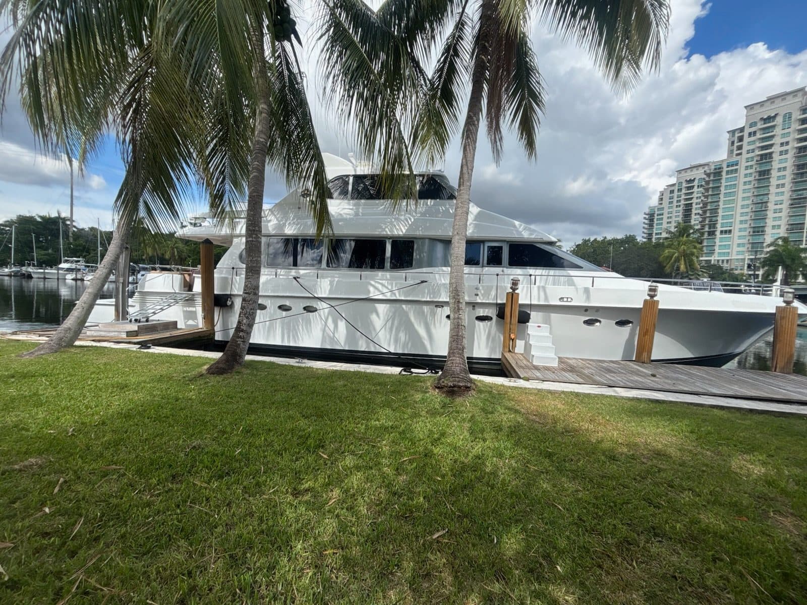 90ft Liveaboard Yacht Slip for Rent Fort Lauderdale